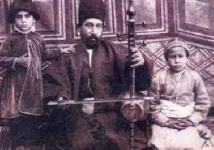 موسی خان کاشی در حال نواختن کمانشه به همراه دو پسرانش اسعاق  و خلیل-Musa Khan Kashi