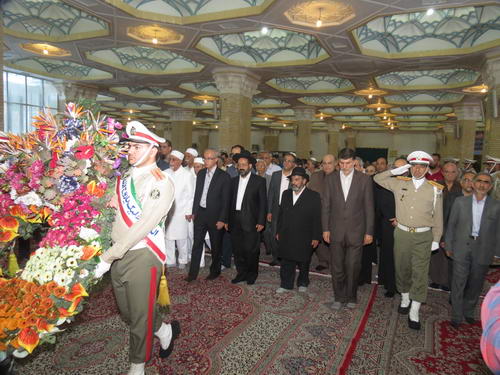رژه قدم رو به سمت مقبره امام خمینی روحانیان مذهبی و نثار تاج گل توسط دژبانان به نمایندگی 