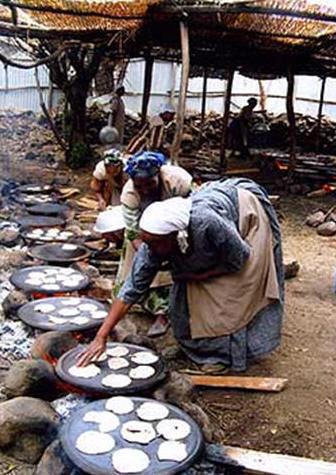یهودیان اتیوپیای در آفریقا زنان مشغول پخت مصا برای مراسم شب پسح