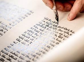 Torah_scroll_writing1