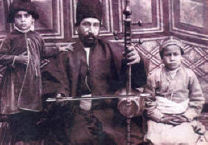 موسی خان کاشی در حال نواختن کمانشه به همراه دو پسرانش اسعاق و خلیل-Musa Khan Kashi